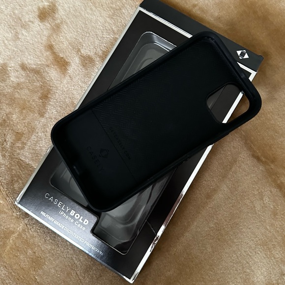 Casley “Into The Wild” Bold iPhone 11 Case - Picture 2 of 4